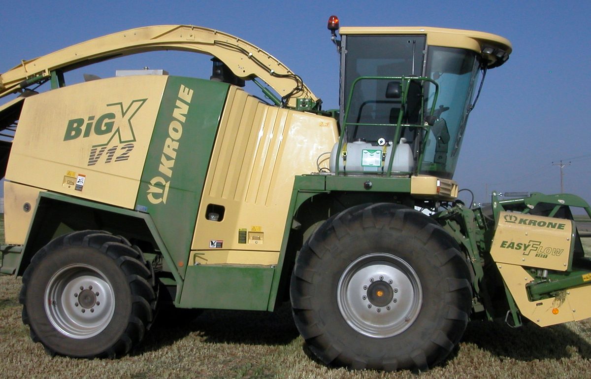 Forage chopper equipped with Silage PT applicator tank